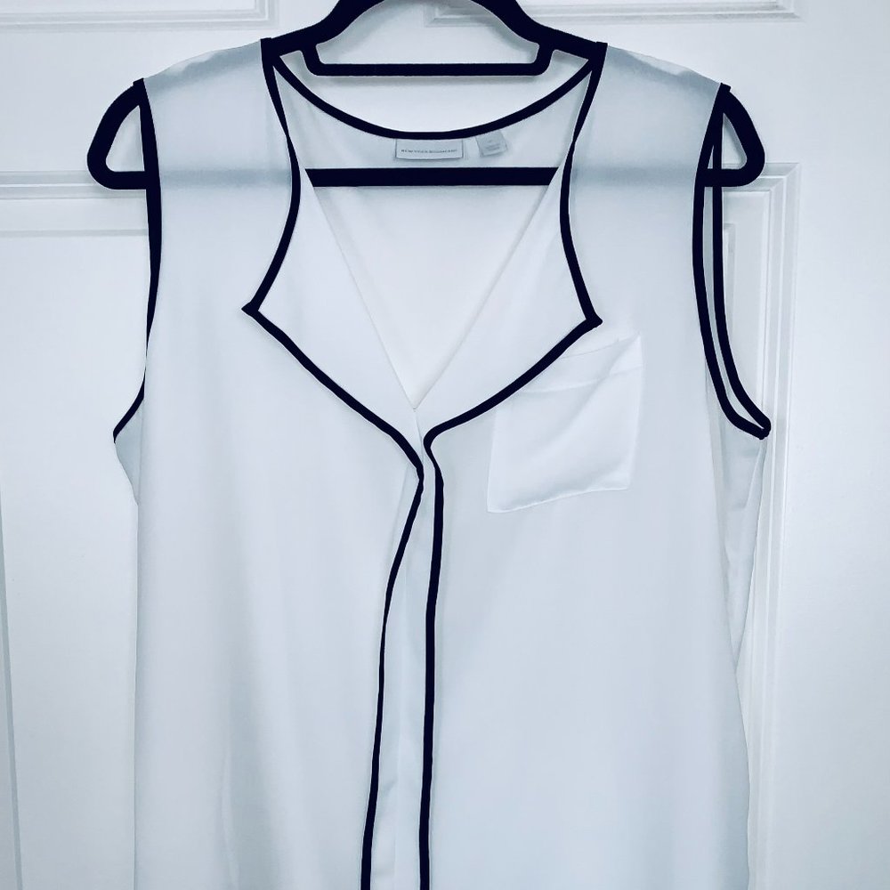 NY&Co White Sleeveless Blouse with Black Piping ⚪⚫ NWOT
